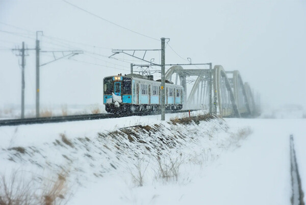 青森屋 by 星野リゾート、「酒のあで雪見列車」今冬も運行 - 雪景色を眺めながら地元民自慢のつまみと地酒を楽しむ