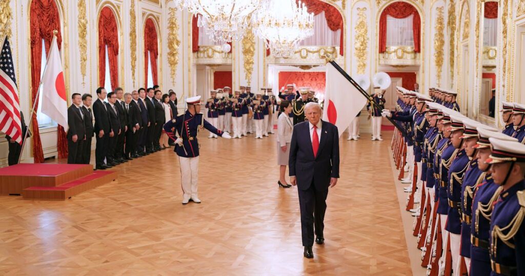 79歳のトランプ氏、日本の首相と会談中に放浪