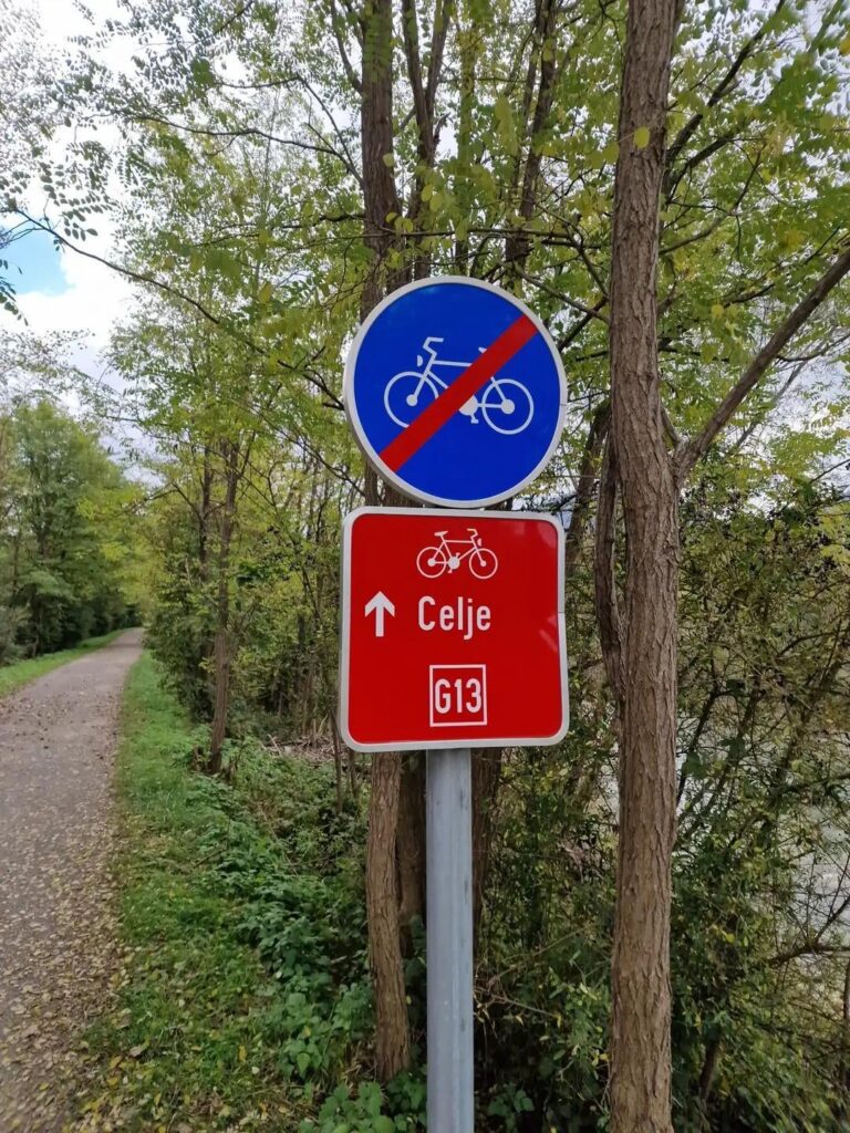 自転車で運転しているときにこの標識を見かけますか?どうやって進めますか？