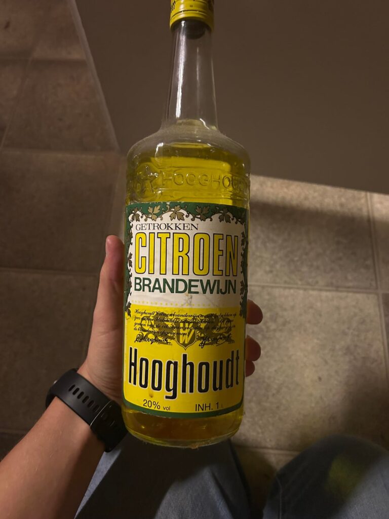 これらのボトルは何年前のものですか?