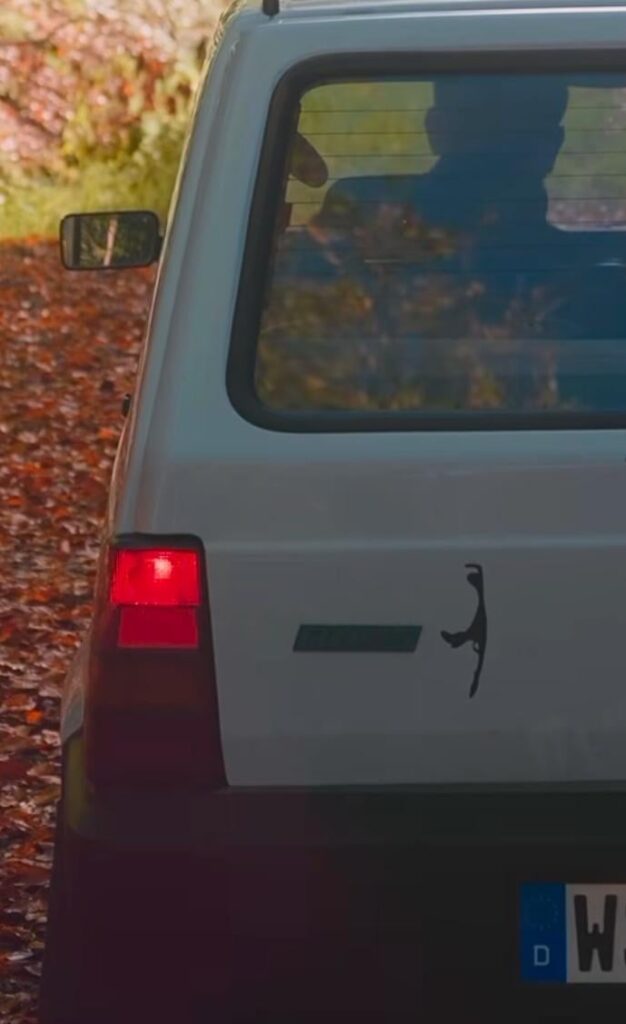 車に貼られたこの奇妙なステッカーは何を意味するのでしょうか？