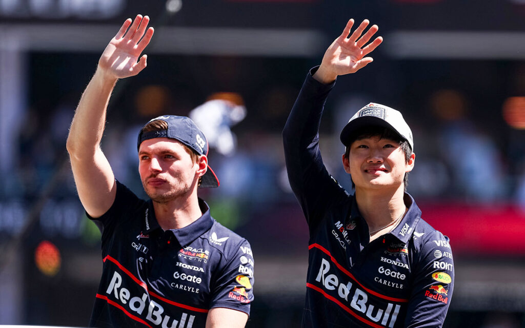 ドライバーズパレードで手を振るマックス・フェルスタッペンと角田裕毅（ともにレッドブル・レーシング）、2025年10月26日(日) F1メキシコGP（エルマノス・ロドリゲス・サーキット）