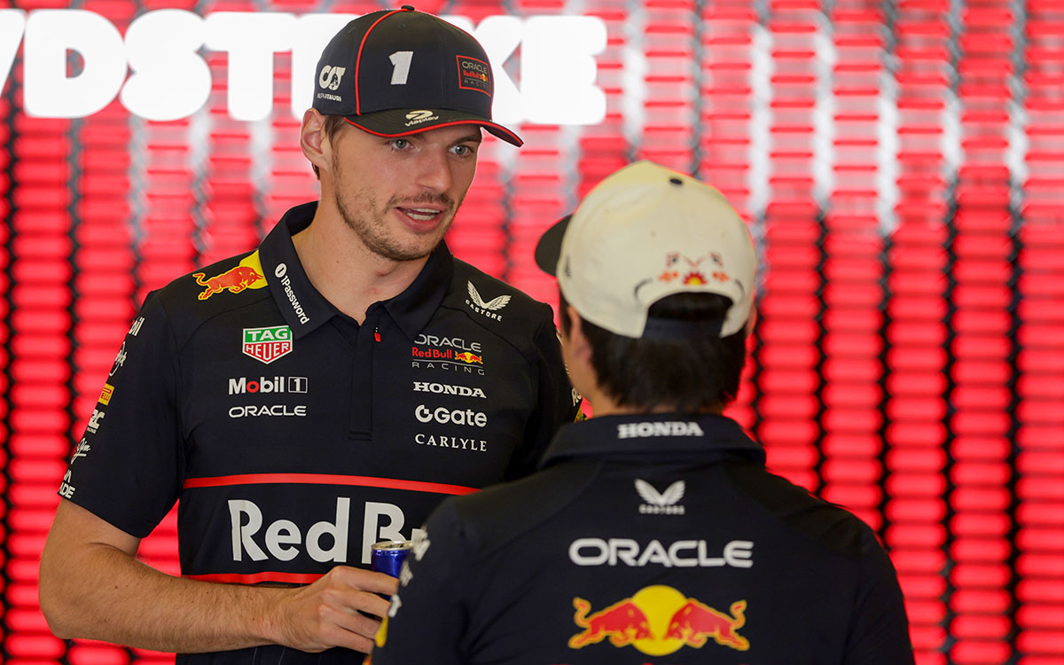 ドライバーズパレード中に会話するマックス・フェルスタッペンと角田裕毅（ともにレッドブル・レーシング）、2025年10月26日(日) F1メキシコGP（エルマノス・ロドリゲス・サーキット）