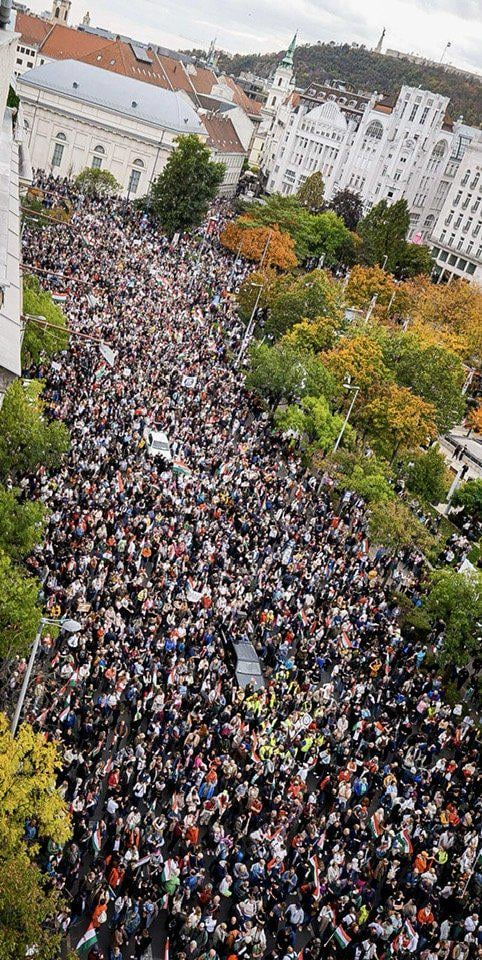 ブダペストではこれまでで最大規模のデモを目撃しているようだ