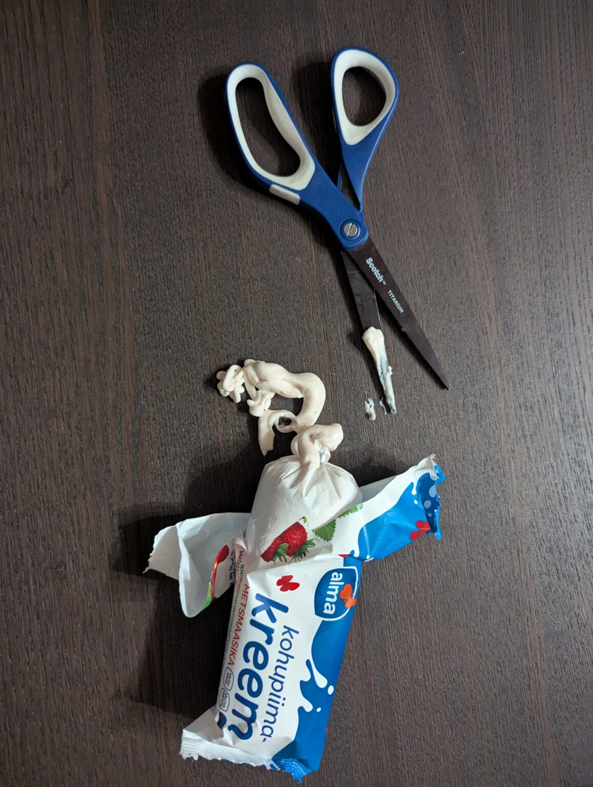 毎回ヨーグルトが大爆発することなく、どうやってこれを開けばいいんだろう