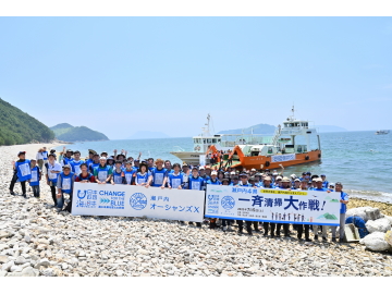 知事が集合写真に写っている