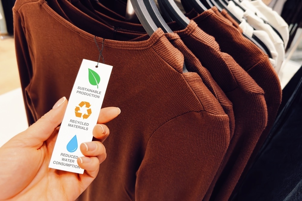フランス、衣料品に「環境コストラベル」義務化へ。“見えないコスト”は消費の選択を変えるか? | 世界のソーシャルグッドなアイデアマガジン | IDEAS FOR GOOD フランス、衣料品に「環境コストラベル」義務化へ。“見えないコスト”は消費の選択を変えるか? | 世界のソーシャルグッドなアイデアマガジン | IDEAS FOR GOOD