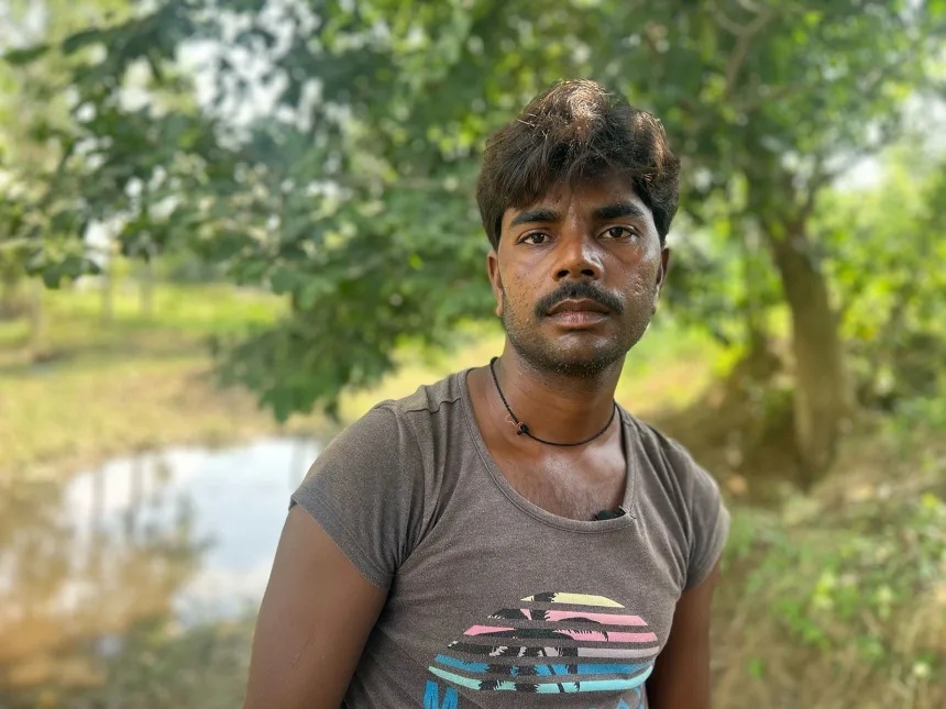 埋められている赤ちゃんを発見したシヤム・バブさん(25)=9月20日/Aishwarya S. Iyer/CNN