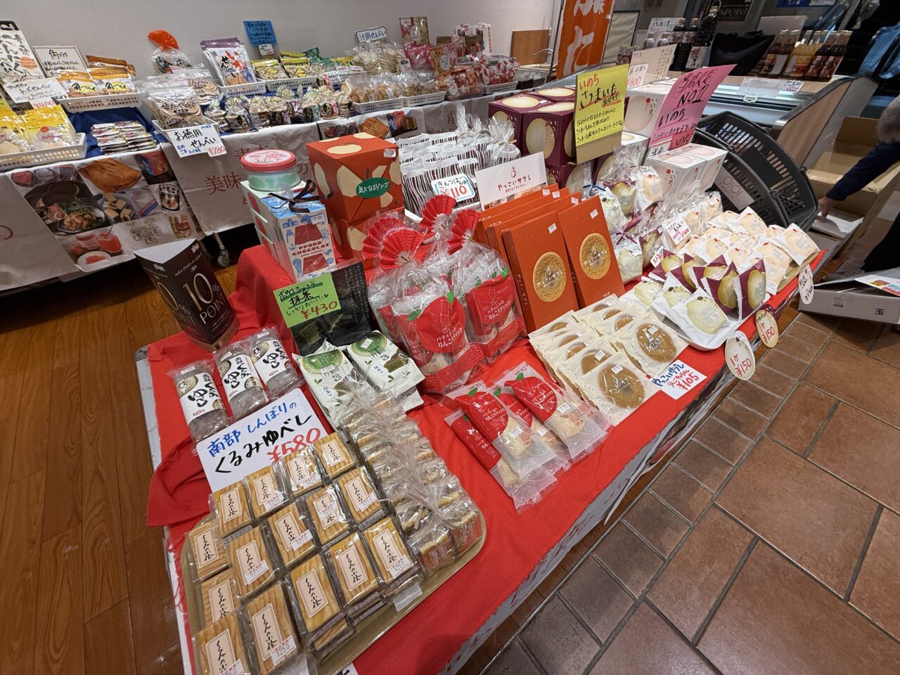 「青森ほるぷ りんご館」の販売コーナー