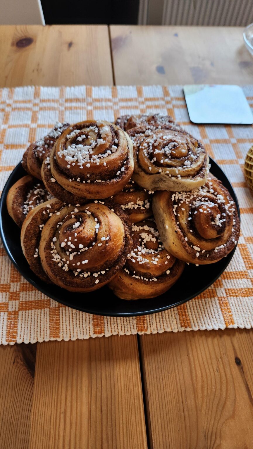 今日シナモンパンを焼いたら起きることができると聞きましたか？