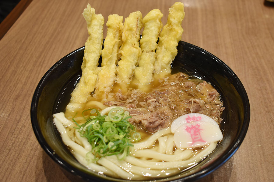 資さんうどん看板メニュー「肉ごぼ天うどん」（849円）（10月2日・Lmaga.jp撮影）