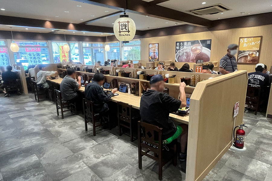 「資さんうどん堺浜寺店」カウンター席（10月2日・Lmaga.jp撮影）
