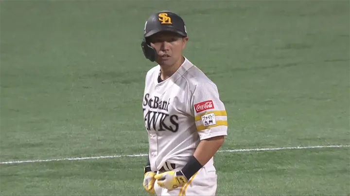 Fukuoka Softbank Hawks player Akira Nakamura © Pacific League TV