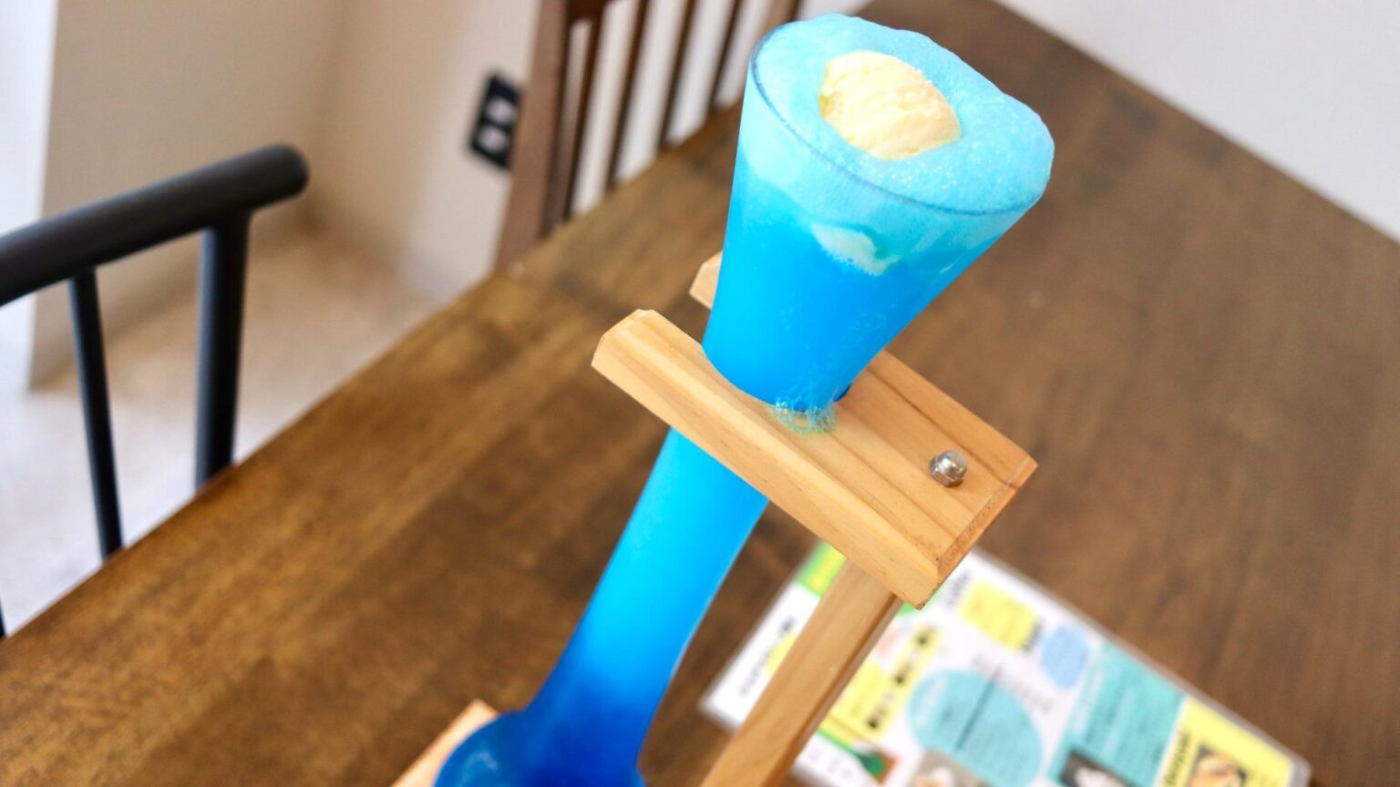 【沼津市】「頑張った日に乾杯！」全長約45センチメートルの長～いグラスで味わうクリームソーダ（ぴんちょす） - エキスパート - Yahoo!ニュース
