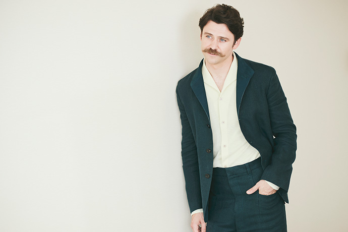 カメラに向かってポーズを取るトミー・バストウ（Tommy Bastow）さん