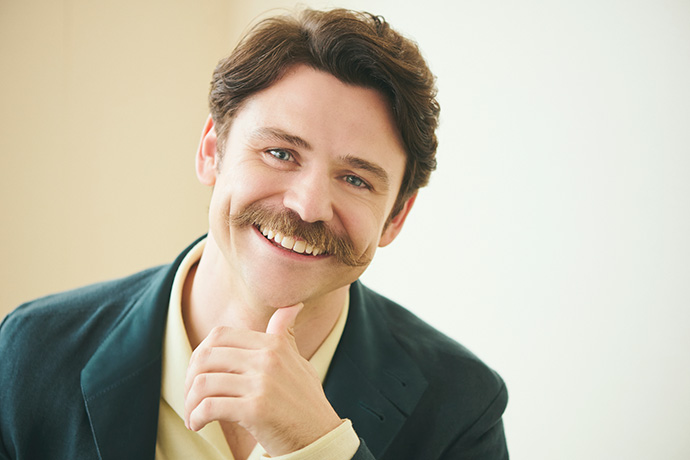 カメラに向かってポーズを取るトミー・バストウ（Tommy Bastow）さん