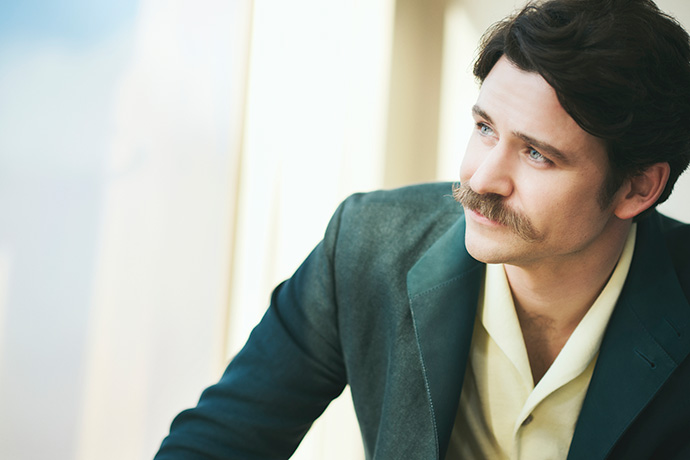 カメラに向かってポーズを取るトミー・バストウ（Tommy Bastow）さん