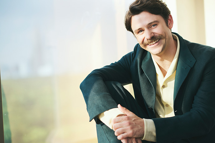 カメラに向かってポーズを取るトミー・バストウ（Tommy Bastow）さん
