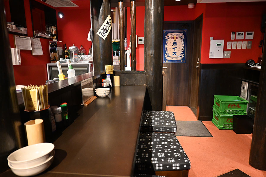 「鳥貴族1号店 俊徳店」（大阪府東大阪市）の店内。1985年当時とほぼ同じ作りを再現したという（5月1日／Lmaga.jp撮影）