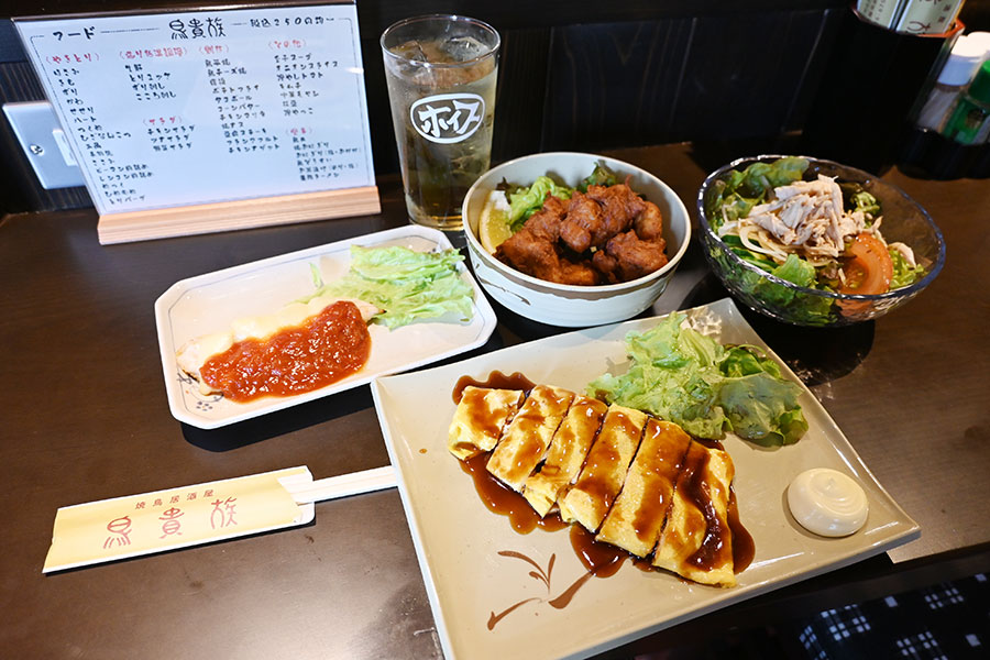 「鳥貴族1号店 俊徳店」（大阪府東大阪市）で10月31日まで提供するオリジナルメニュー。お酒「ホイス」は11月1日以降も提供する（5月1日／Lmaga.jp撮影）