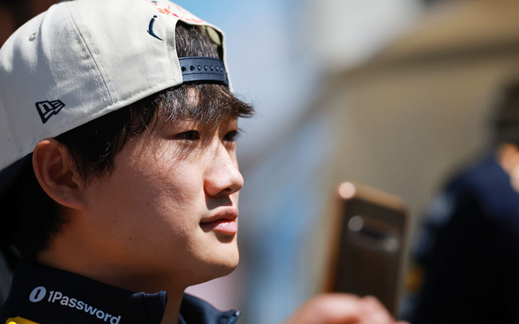 パドックに立つ角田裕毅（レッドブル・レーシング）、2025年10月23日(木) F1メキシコGPメディアデー（エルマノス・ロドリゲス・サーキット）