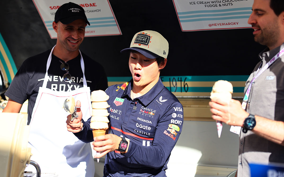 アイスクリームをコーンに乗せる角田裕毅（レッドブル・レーシング）、2025年10月23日(木) F1メキシコGPメディアデー（エルマノス・ロドリゲス・サーキット）