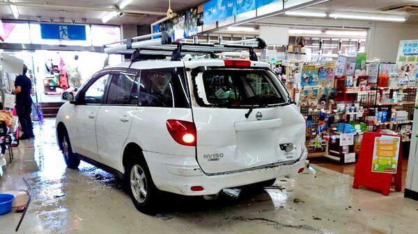「バキバキ、ドーン」ペットショップに車が突っ込む 金魚の水槽など割れる 運転の74歳男性を搬送 「寝落ちしてしまった」ドラッグストアに突っ込む事故も 長野県上田市