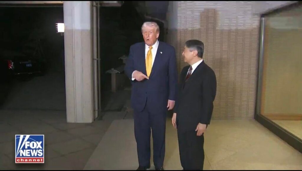 天皇さん、指差されてしまう