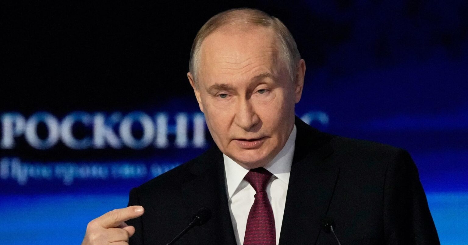 プーチン大統領のブダペスト訪問は、EUやNATOにとって気まずい光景となっている。ロシアのウラジーミル・プーチン大統領がドナルド・トランプ大統領との首脳会談に向けてEUおよびNATO加盟国のハンガリーで飛行機から降り立つのは、戦犯だと主張する指導者を孤立させようとしていたウクライナの同盟国にとっては不快な光景だろう。
