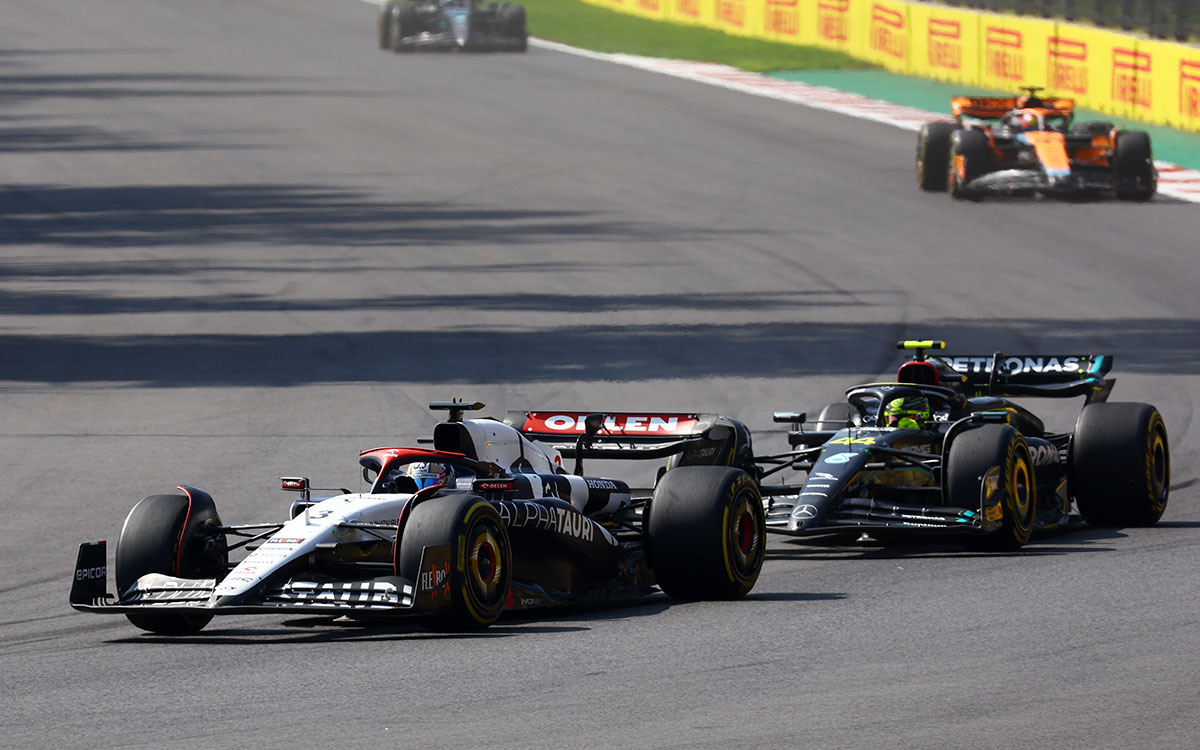 ルイス・ハミルトン（メルセデスAMGペトロナスF1チーム）をリードするダニエル・リカルド（スクーデリア・アルファタウリ）、2023年10月29日(日) F1メキシコGP（エルマノス・ロドリゲス・サーキット）