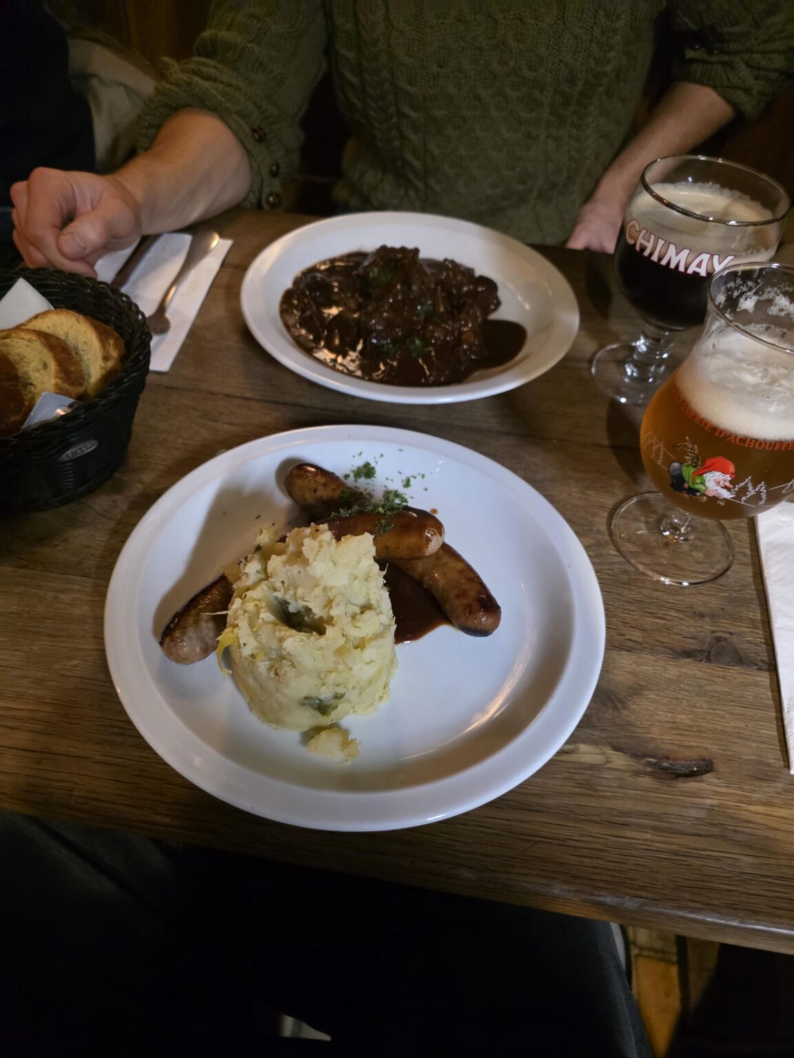 私たちはこの 2 つの食事とビールで 61 ユーロを支払いました。これは正常ですか?
