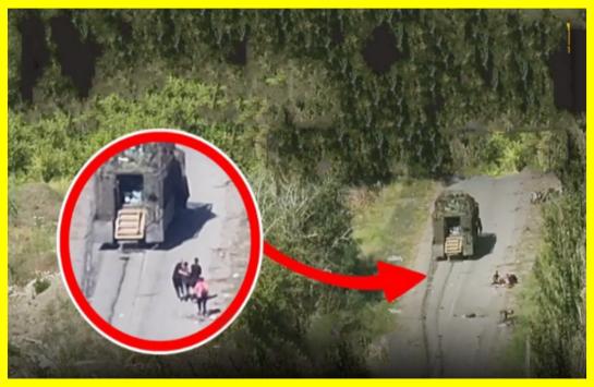 MaxxPro装甲兵員輸送車のウクライナ人乗組員が、地雷と砲弾の間を移動しながら道路上で負傷した民間人を発見し、救助した