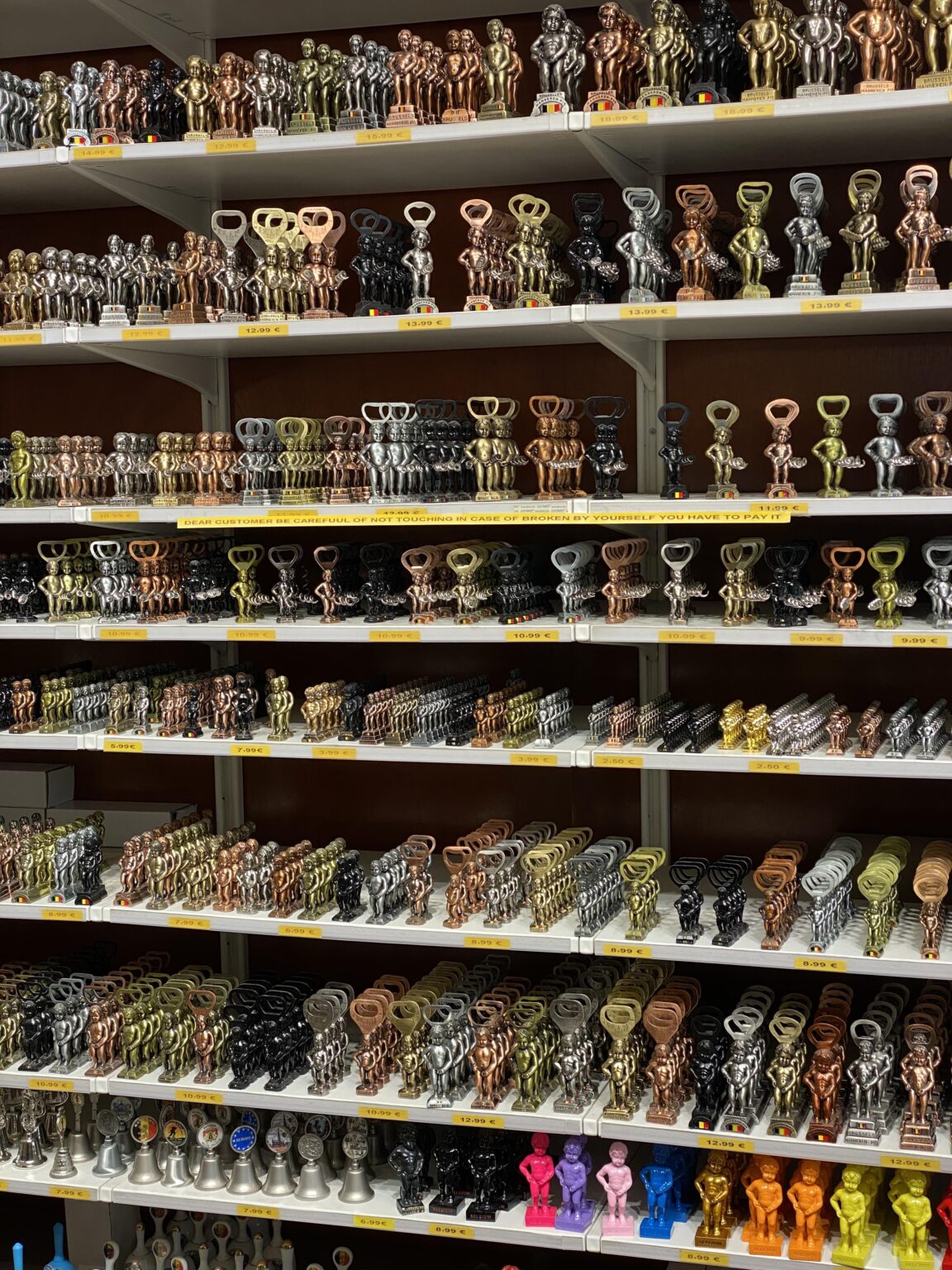 ブリュッセルのこのお土産店はすべてを完璧に並べたので、私のビジョンはぼやけていると思いました