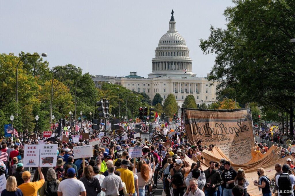 全米２７００カ所で抗議の声 「王はいらない」と反トランプ集会―第２政権発足後、最大規模か ― サンダース上院議員「権威主義には向かわず民主主義の社会を維持する。人民が統治する」