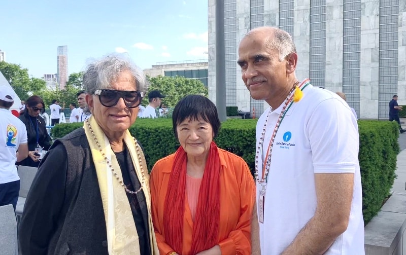 左からディーパック・チョープラ、相川圭子、NYにおけるインドの国連常駐代表シェリー・P・ハリシュ