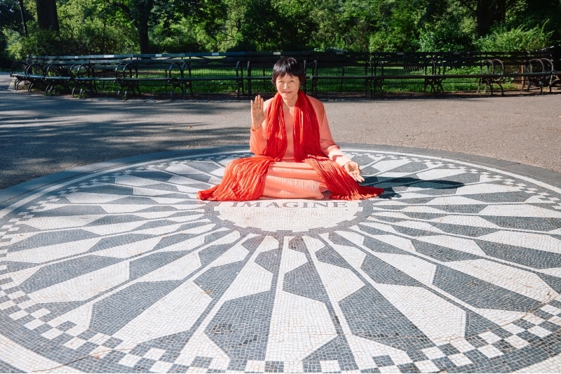 ジョン・レノン記念碑であるストロベリー・フィールズ（イマジン・モザイク）にて