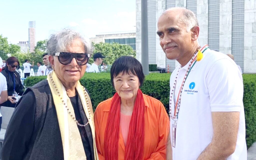 左からディーパック・チョープラ、相川圭子、NYにおけるインドの国連常駐代表シェリー・P・ハリシュ