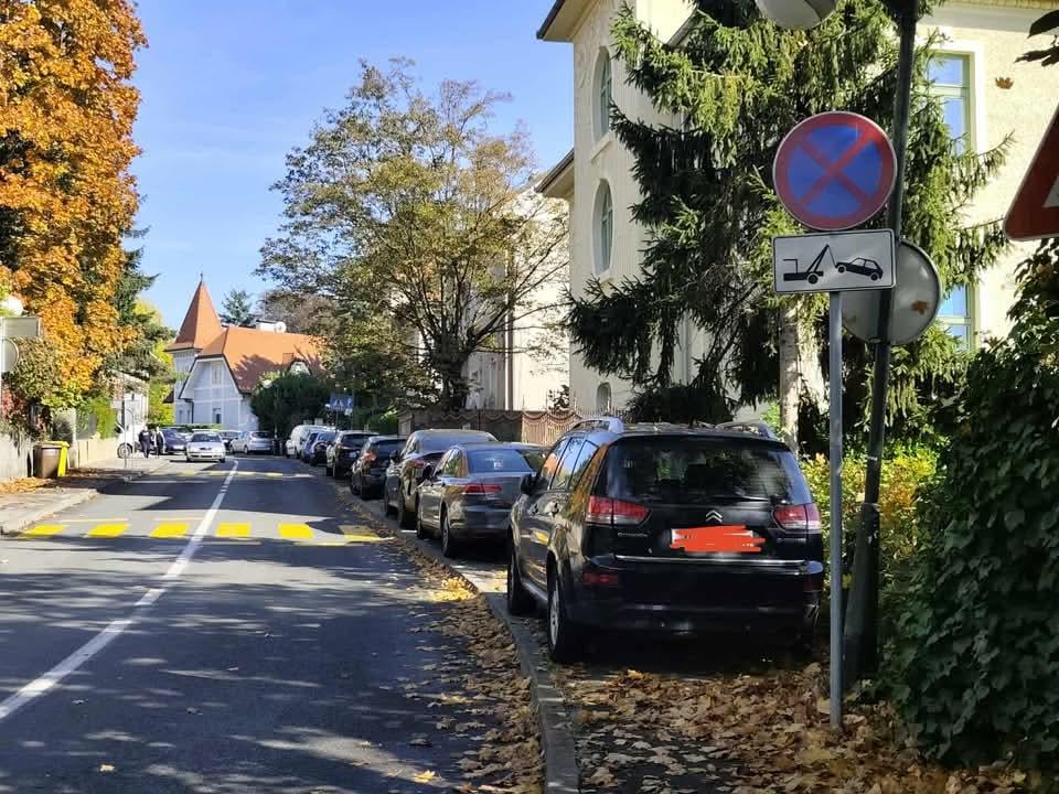 ザグレブの皮肉。歩道＝無料駐車場です。駐車禁止の標識 = わかりません