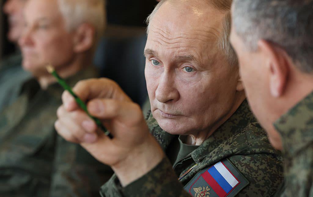 ロシアの経済はきしむようになっています - そして、クレムリンはロシア人が戦争のためにもっとお金を払うことを望んでいます