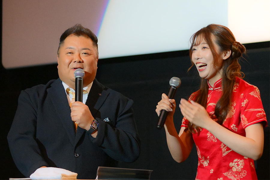 左からMCのブラックマヨネーズ・小杉竜一、いぜん（10月24日・大阪市内）