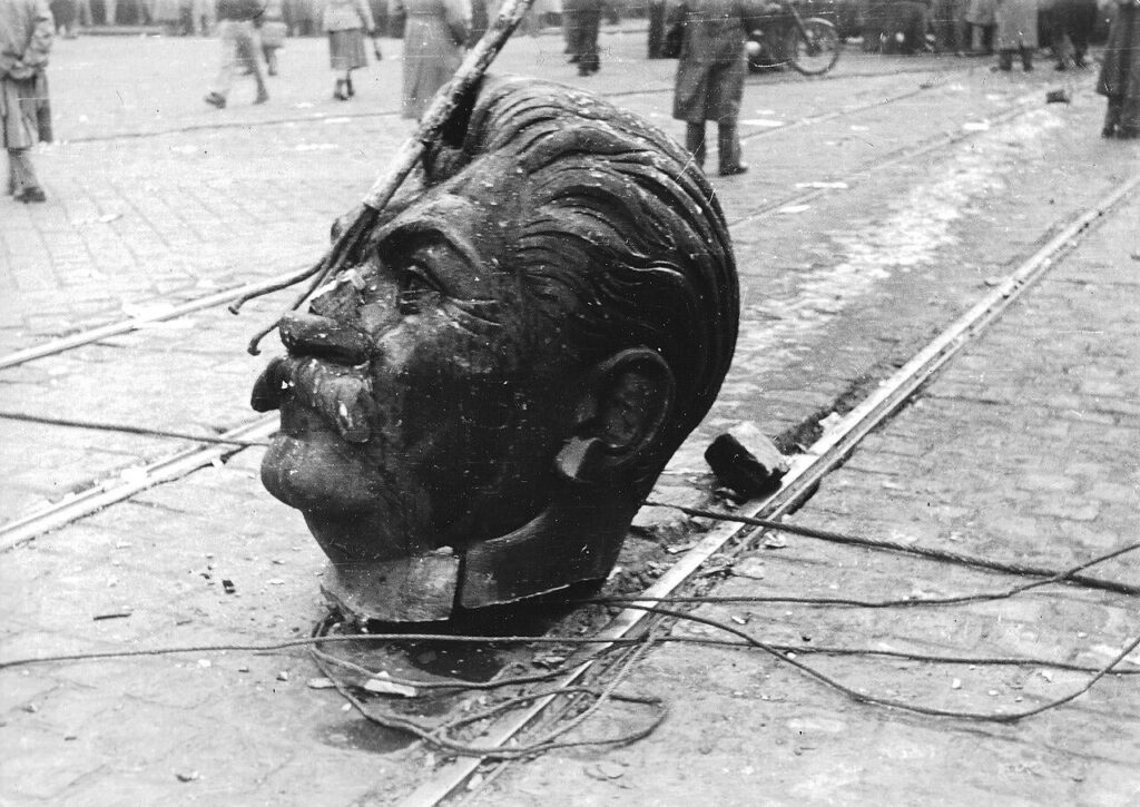 69 年前の今日、ブダペストの路上で大規模な抗議活動が勃発しました。これは後に 1956 年のハンガリー革命の始まりとして知られます