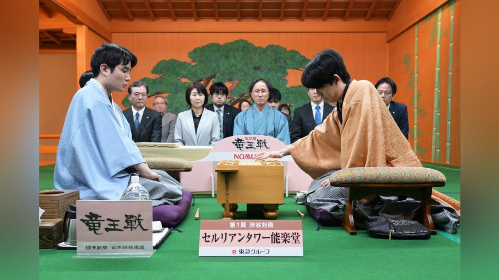 【竜王戦第１局・動く棋譜速報】藤井聡太竜王－佐々木勇気八段戦が始まる…振り駒で藤井竜王が先手番に、後手の誘導で横歩取りの戦型 - 読売新聞オンライン