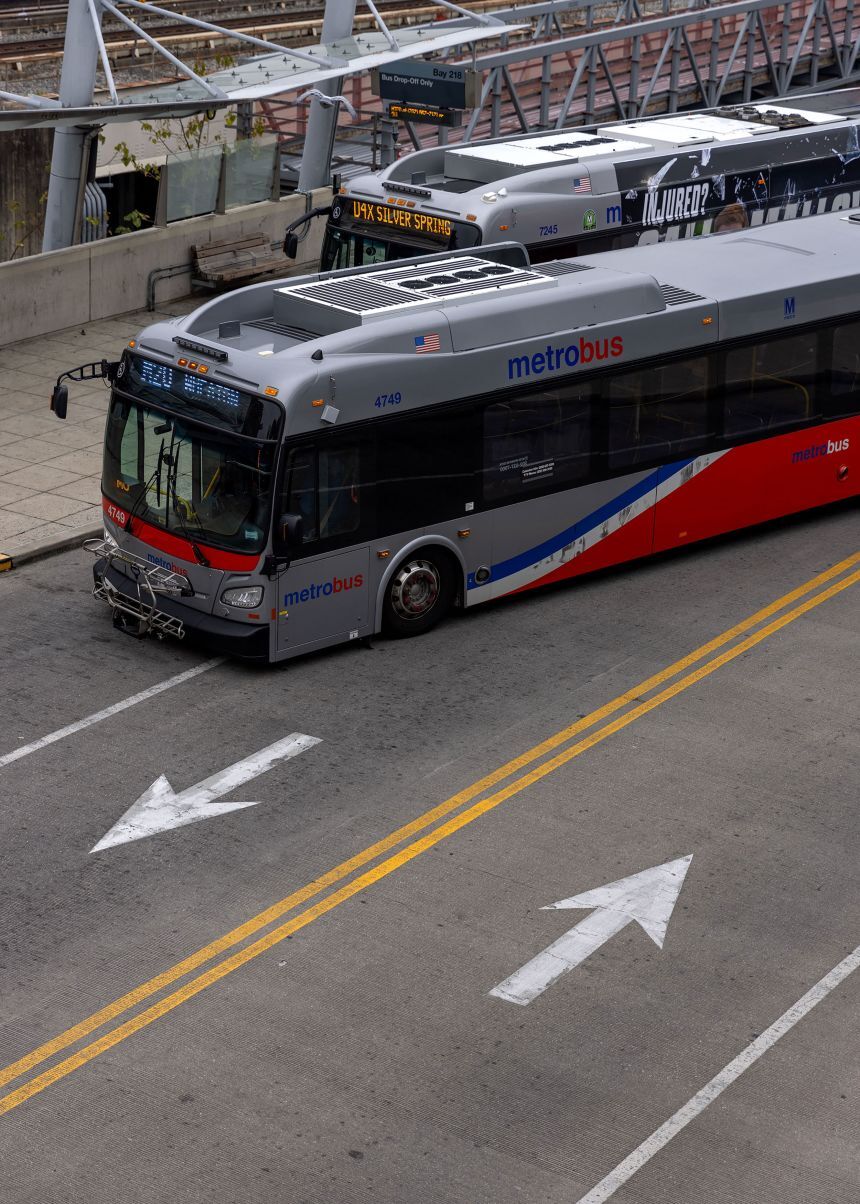 交通センターのバス/Tristen Rouse/CNN