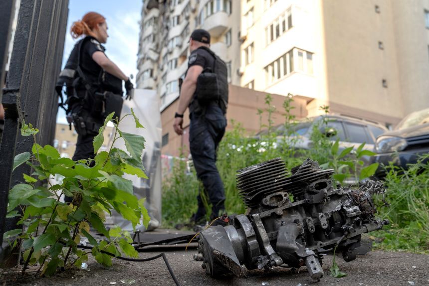 ドローン攻撃の現場でドローンの部品を回収する警官＝6月、ウクライナ首都キーウ/Andrew Kravchenko/Bloomberg/Getty Images