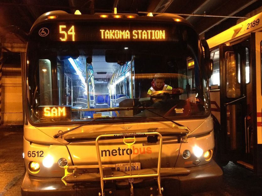 バス車庫の見学をするメンシマーさん/Courtesy Sam Mencimer