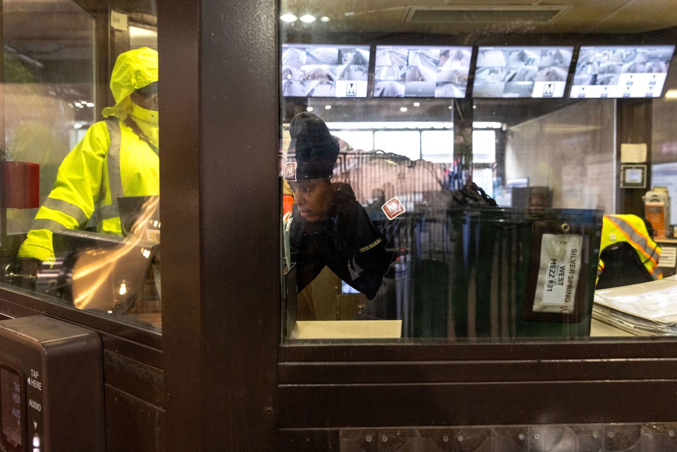 シルバースプリングの地下鉄で働くケンリーさん/Tristen Rouse/CNN