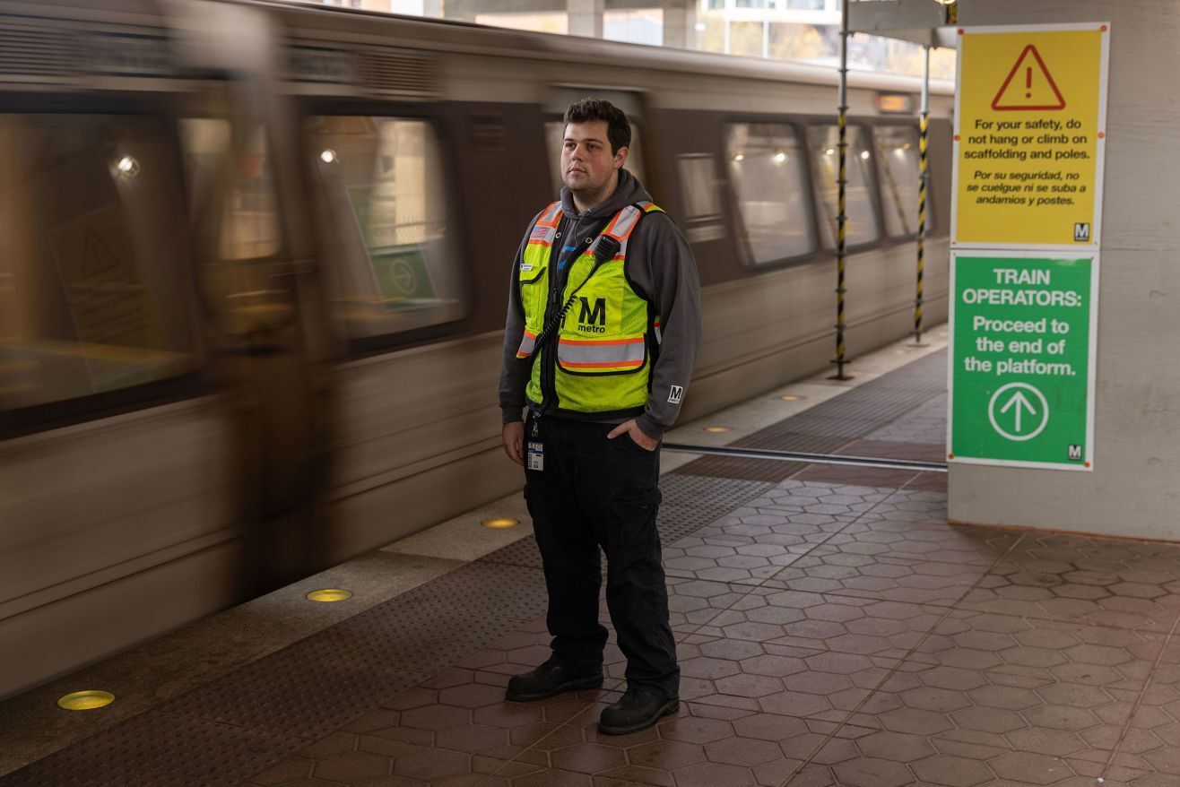 駅のホームに立つメンシマーさん/Tristen Rouse/CNN