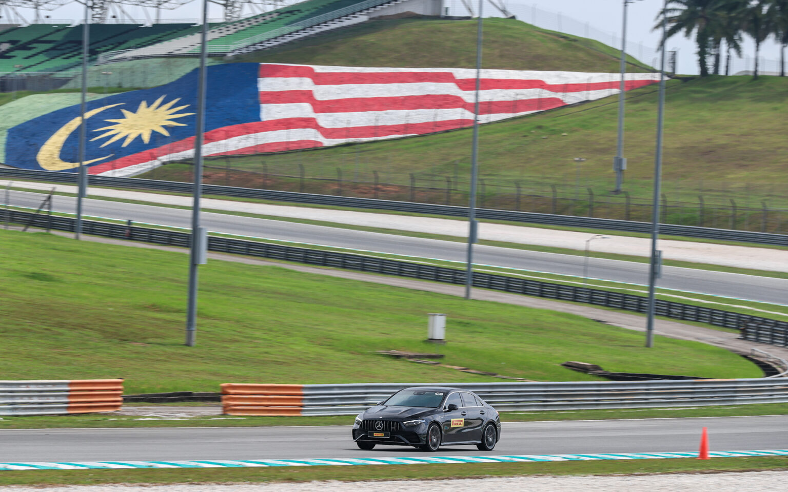 【タイヤレビュー】第5世代となるピレリの最新「P ZERO」、高いグリップを持ちながらおどろくほどの快適性 - Car Watch