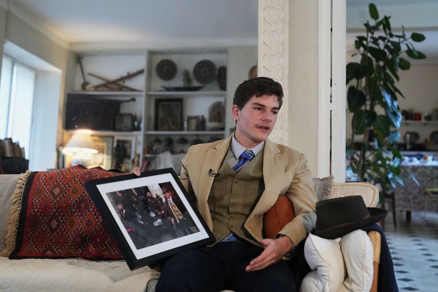 事件当時の写真を手に持つペドロさん＝フランス・ランブイエ/Thibault Camus/AP