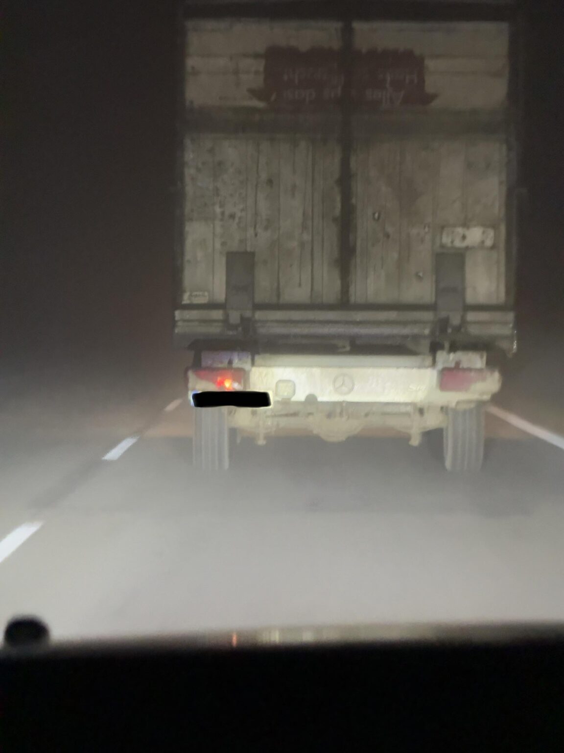 そのような人は道路に出るべきではありません。